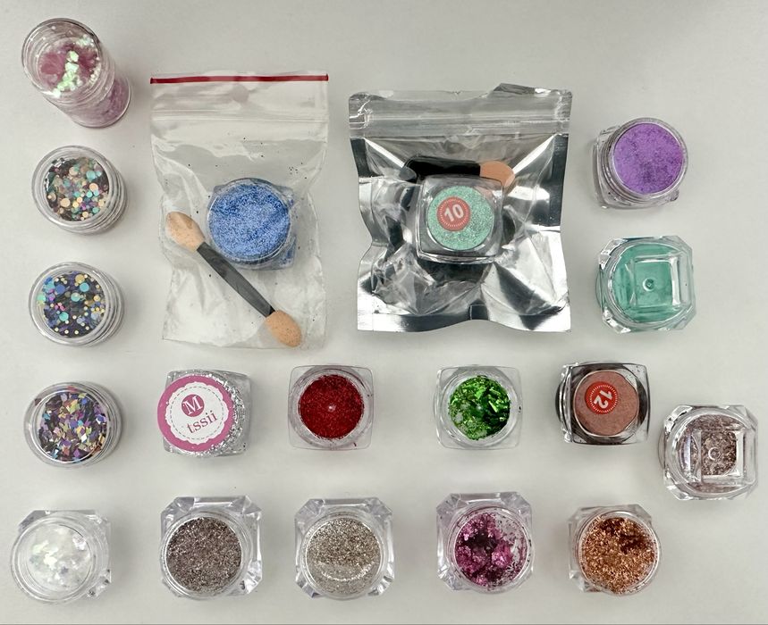 Duży zestaw manicure kuferek lakiery hybrydowe pyłki zdobienia brokat