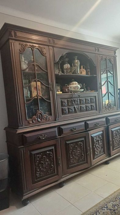 Sala de jantar completa de estilo em madeira nobre