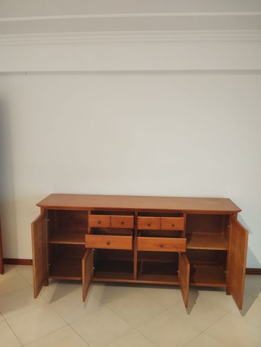 Aparador em madeira maciça