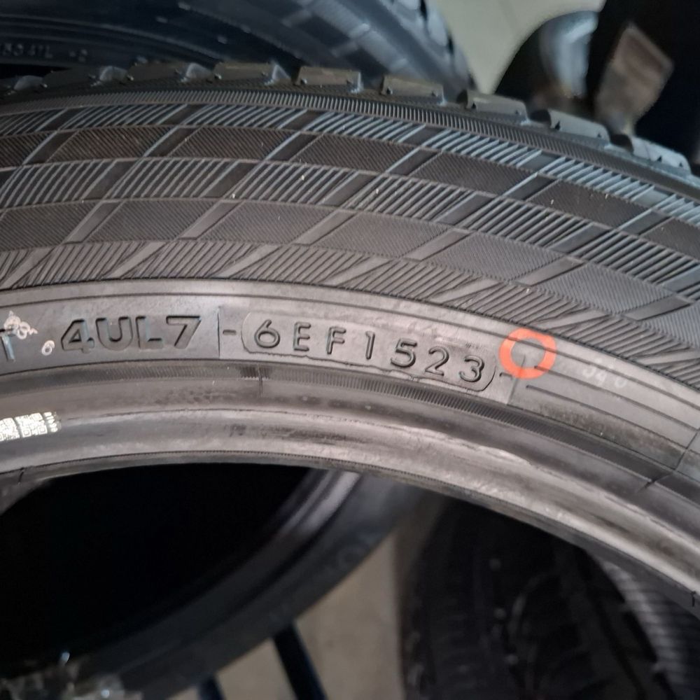 275/45/18+245/50/18 R18 Yokohama BluEarth V905 4шт нові зима