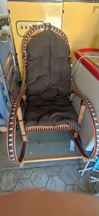 Кресло качалка с подушкой