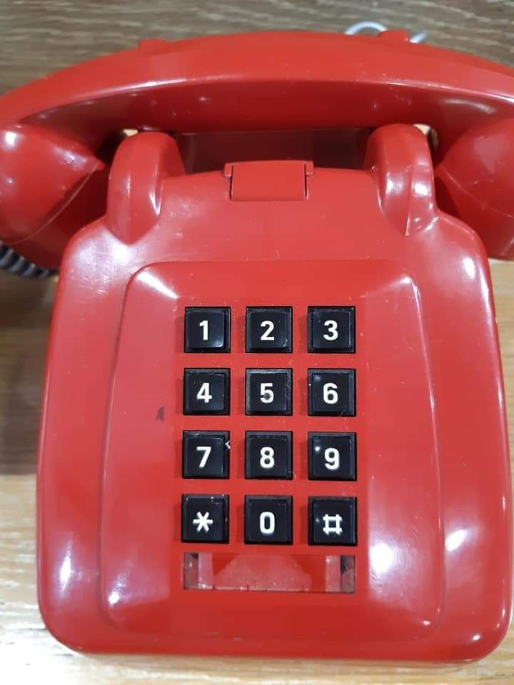 Antigo telefone vermelho de teclas