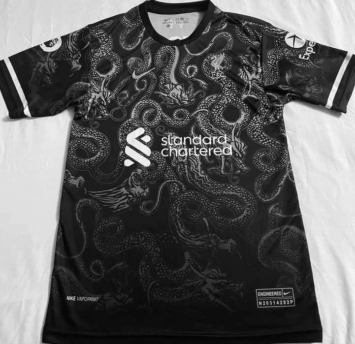 Футбольна форма Liverpool 2023/2024 , зелено чорно біла