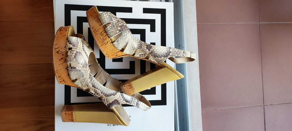 Sapatos Marca Prof com Cunha