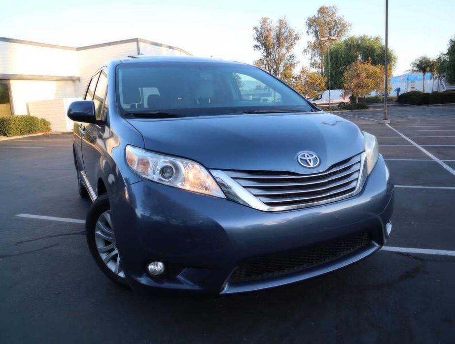 Toyota Sienna XLE      2017