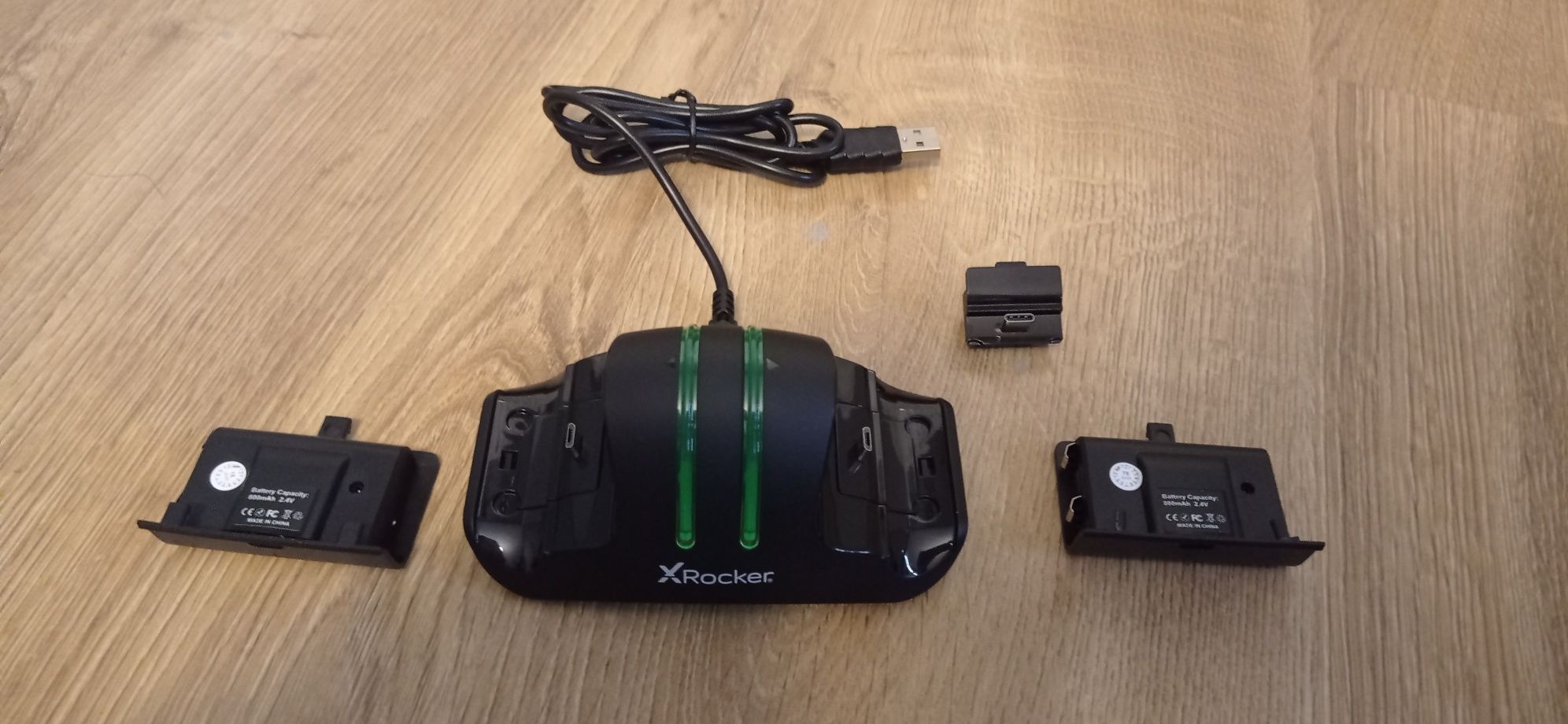 Stacja ładująca i 2 akomulatory do padów z Xbox one