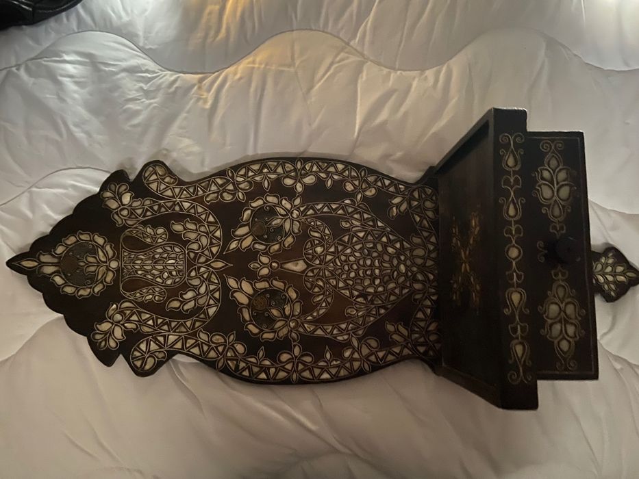 Escaparate com embutidos em madrepérola.