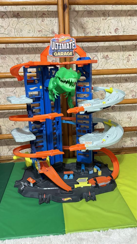 Мега гараж трек парковка Hot Wheels City T-Rex Ultimate Garage