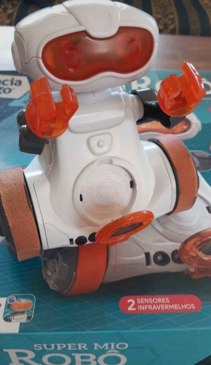 Robot com sensores infravermelhos