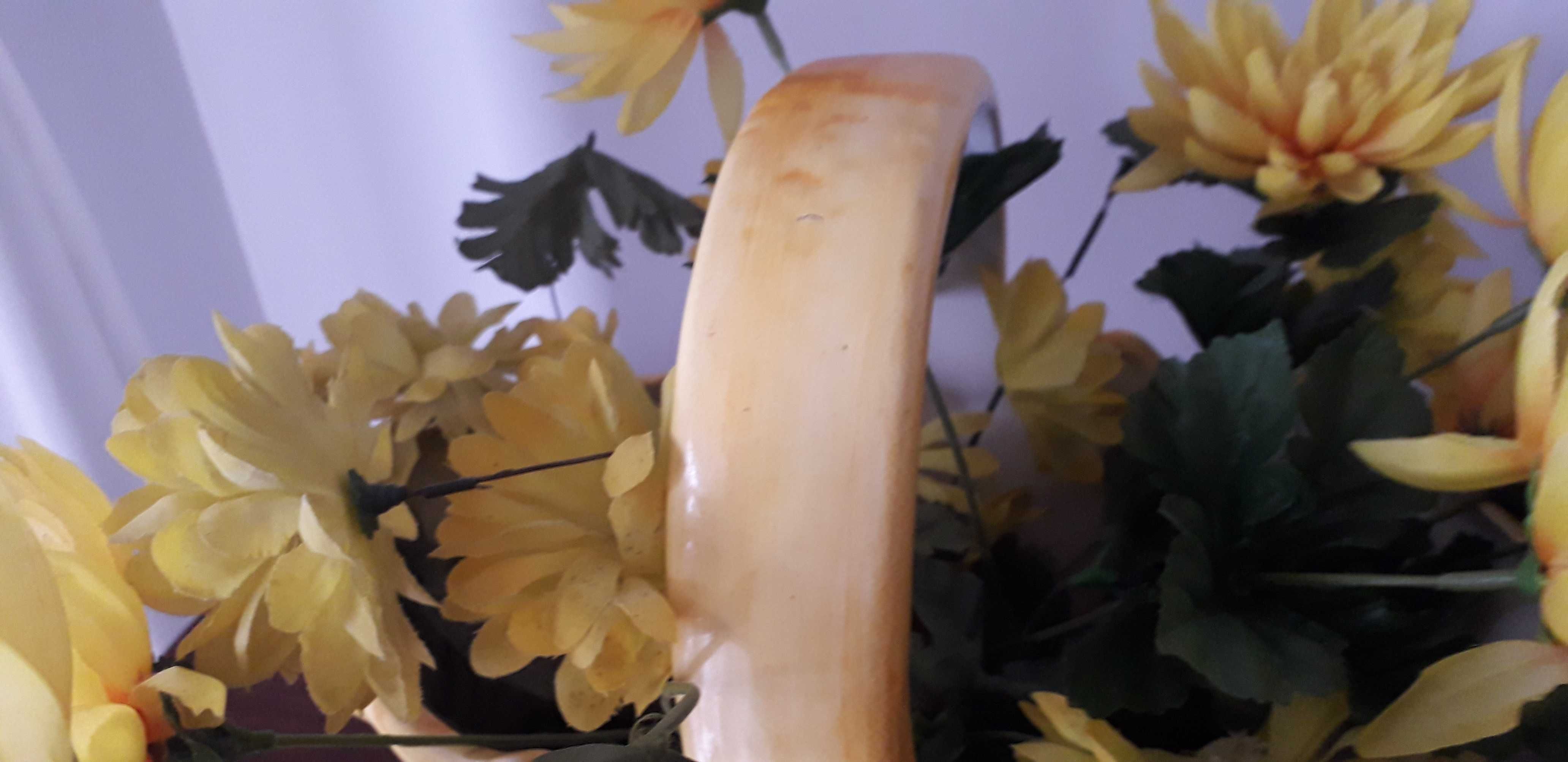 Cesta amarela e branca, com risca fina em verde
