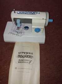 Продам детскую швейную машинку "Кнопка" времён СССР.
Цена 500 гривен.