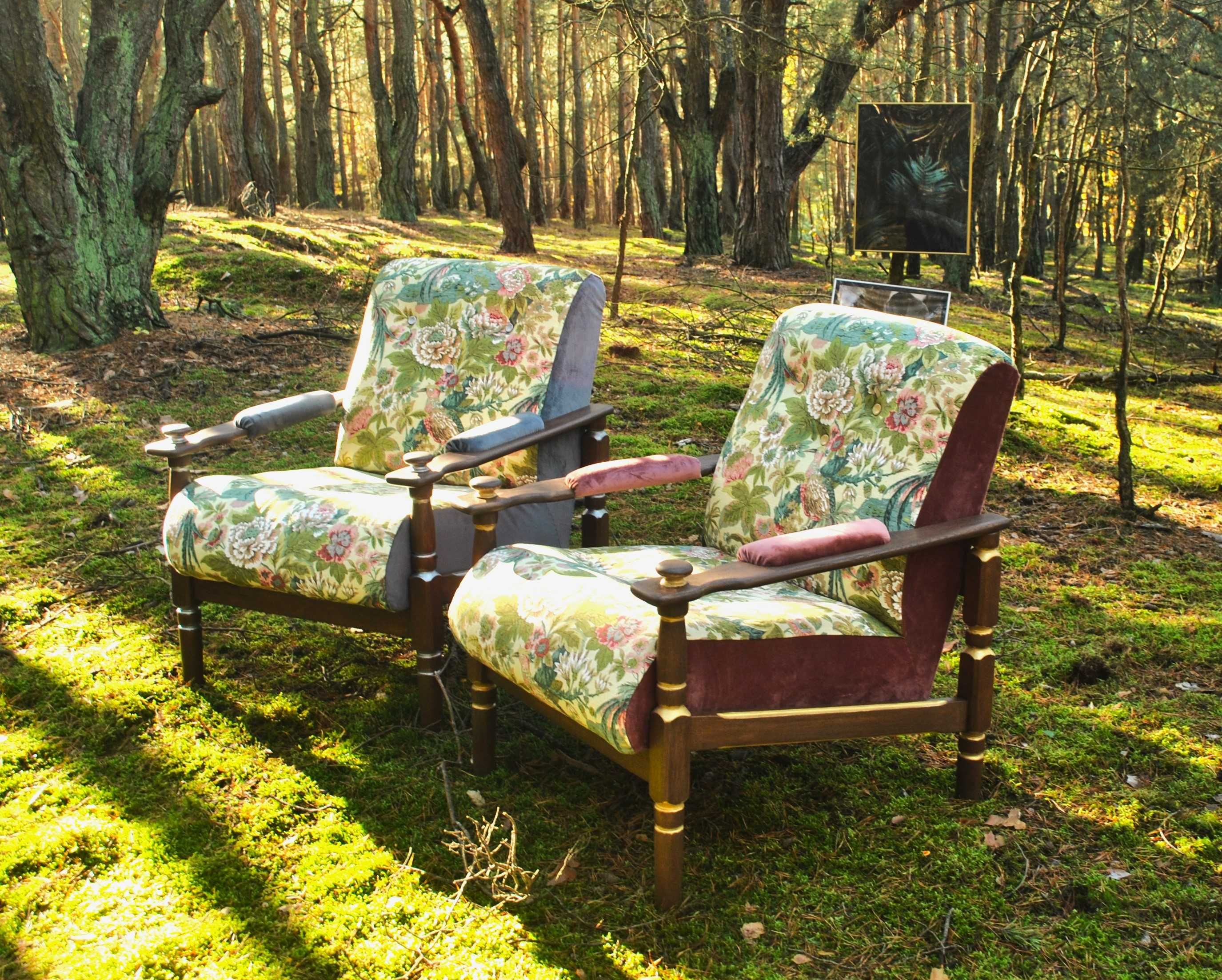 Para ozdobnych foteli vintage tkanina