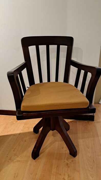 Cadeira de secretária antiga em madeira maciça