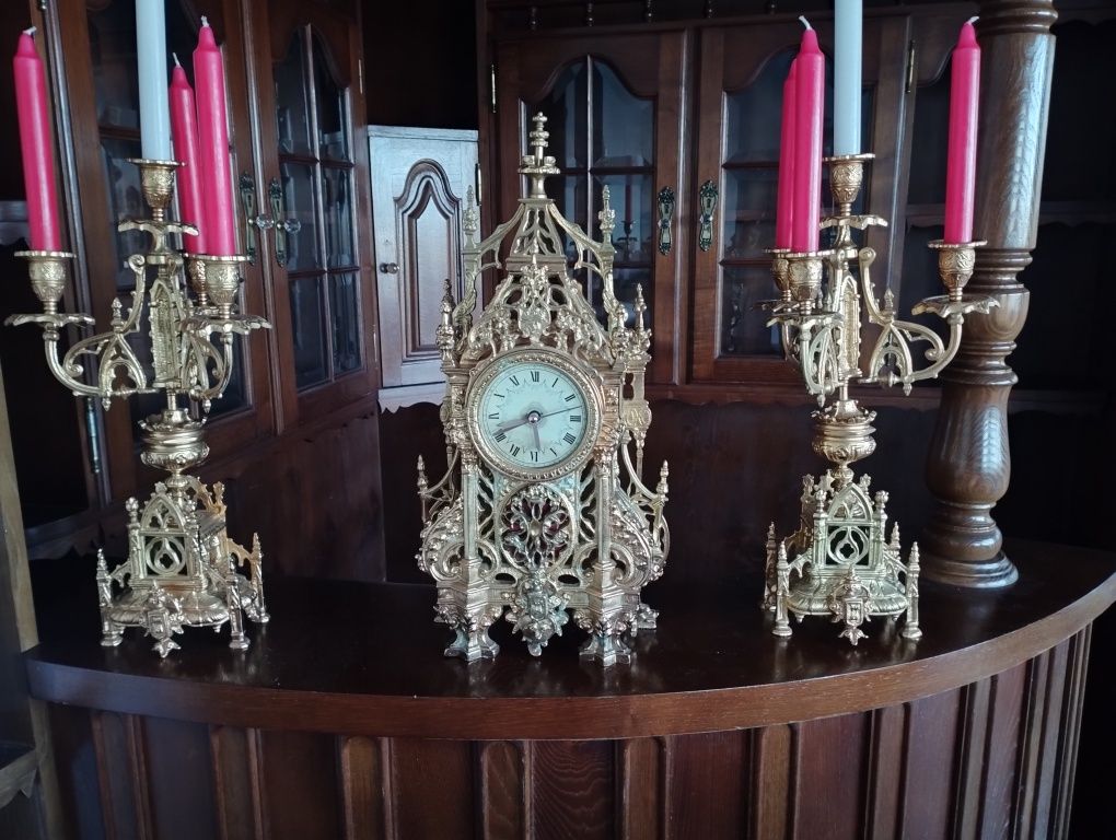 Relógio e candelabros