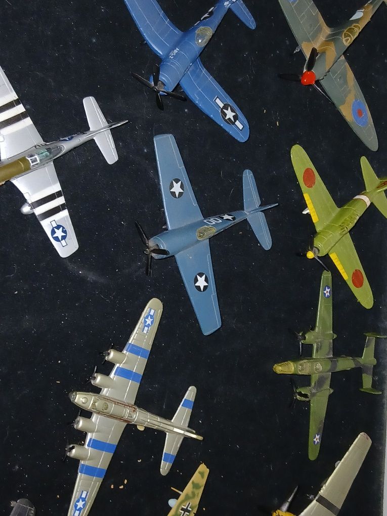 Coleção 12 aviões de guerra  60 €