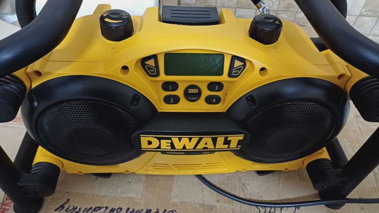 Радио DeWALT DC011