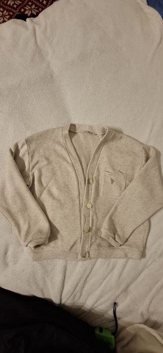 Beżowy sweterek ze złotymi guzikami rozm.36
