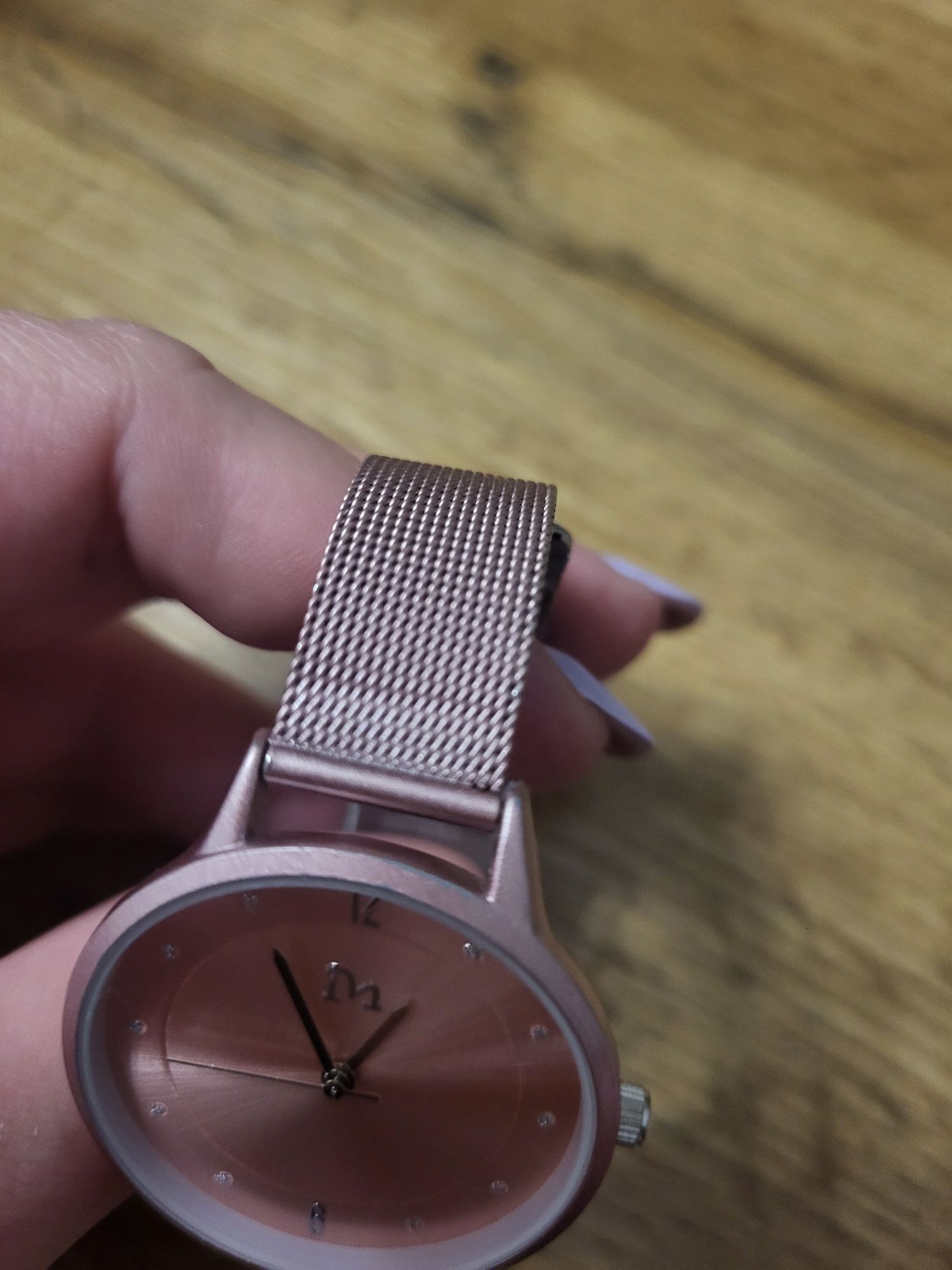 różowy metalowy zegarek z cyrkoniami