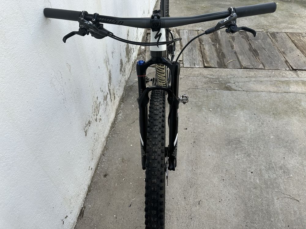 - Bicicleta Specialized Stumpjumper (Carbono).