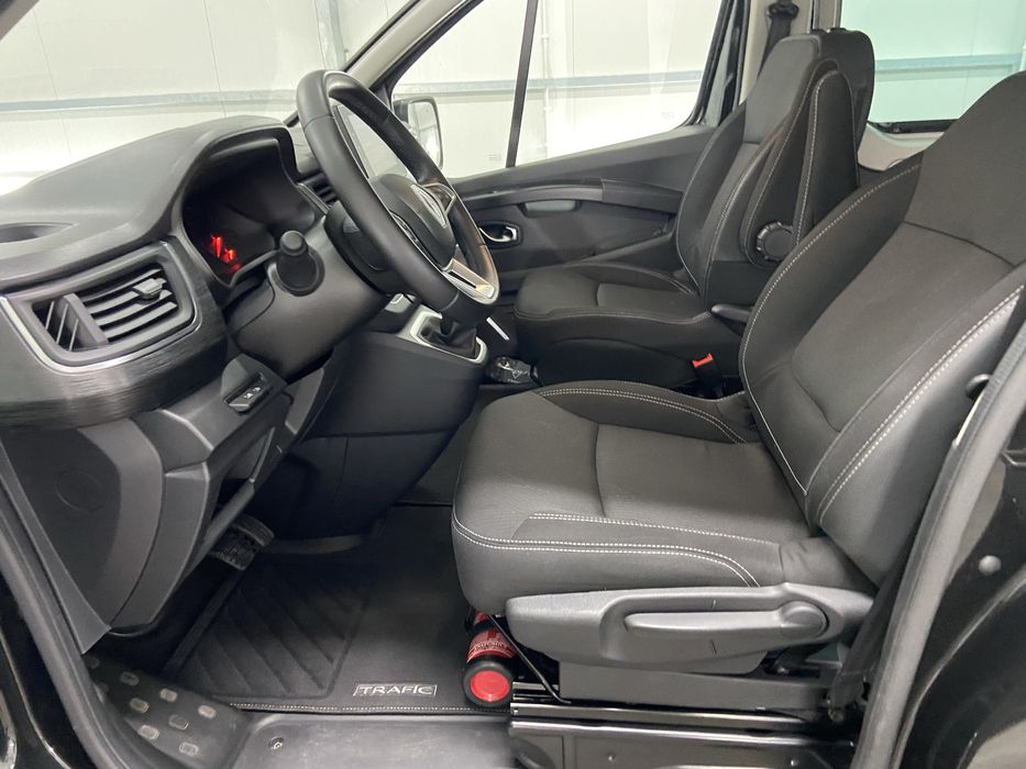 Wypożyczalnia wynajem busa 9 osobowego Renault Trafic manual automat