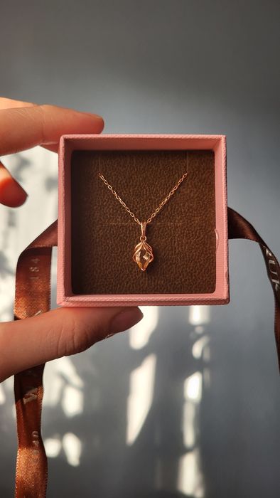 Naszyjnik srebrny rosegold Balerina W.Kruk z kamieniem różowym