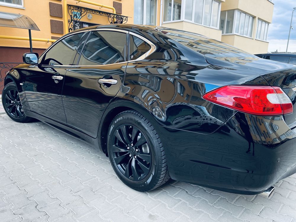 Infiniti M25 Q70 офіційна і доглянута