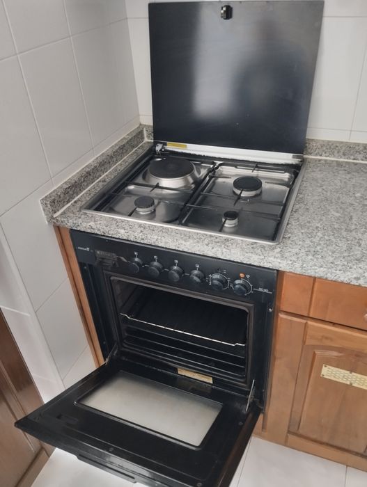 Vendo mobília de cozinha em madeira, preço 600€