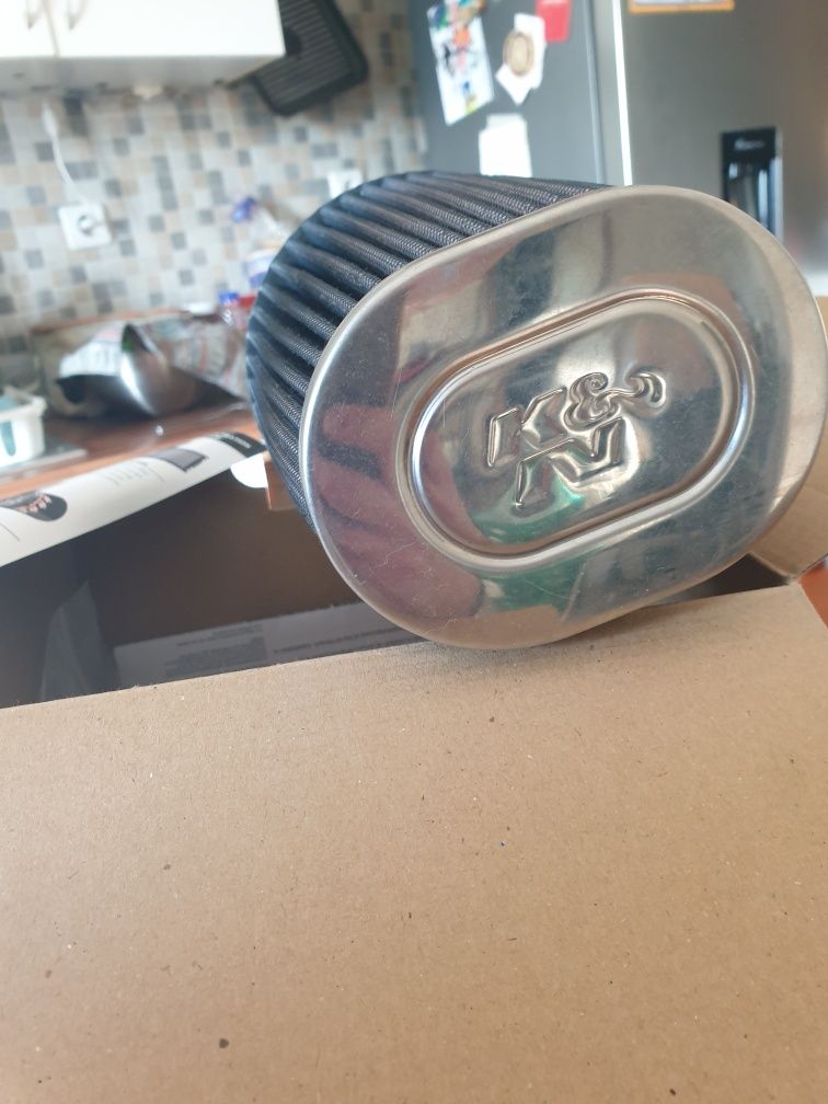 Filtro de ar K&N 57i na caixa com apoios