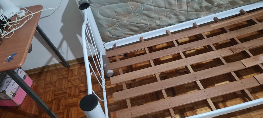 Cama de criança usada com colchao e estrado