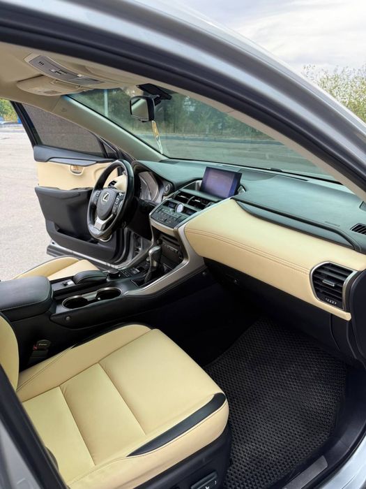 Lexus NX 2016 года 2.0 бензин