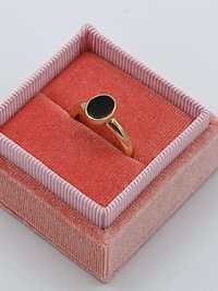 Złoty pierścionek 585 z czarnym oczkiem w złotej oprawie rozmiar 21.