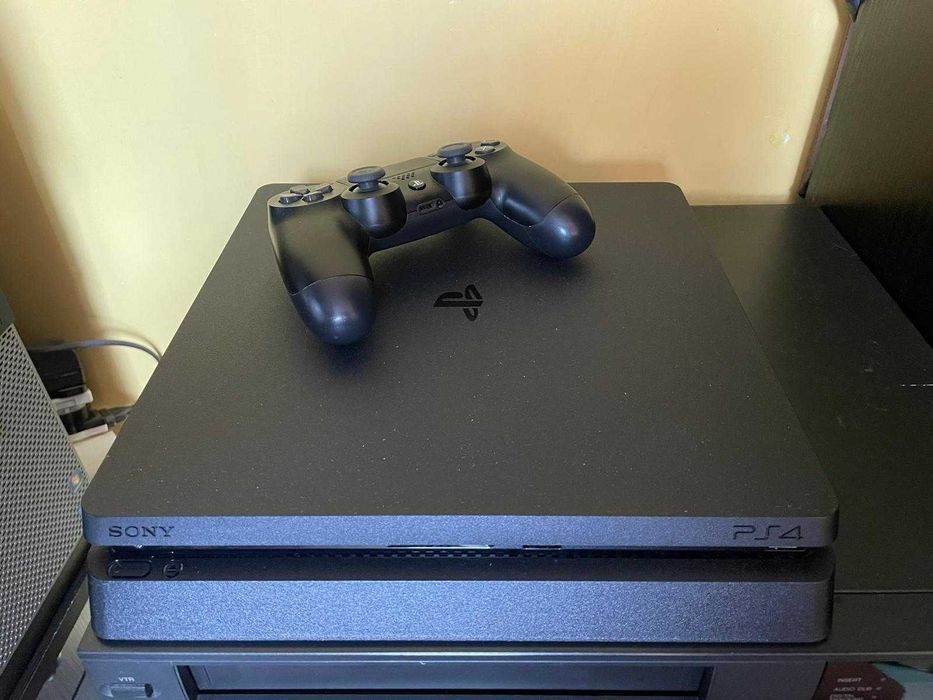 PlayStation 4 Slim + kontroler pad