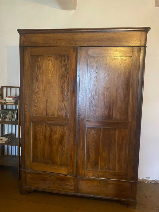 Stylowa stara drewniana szafa dwudrzwiowa