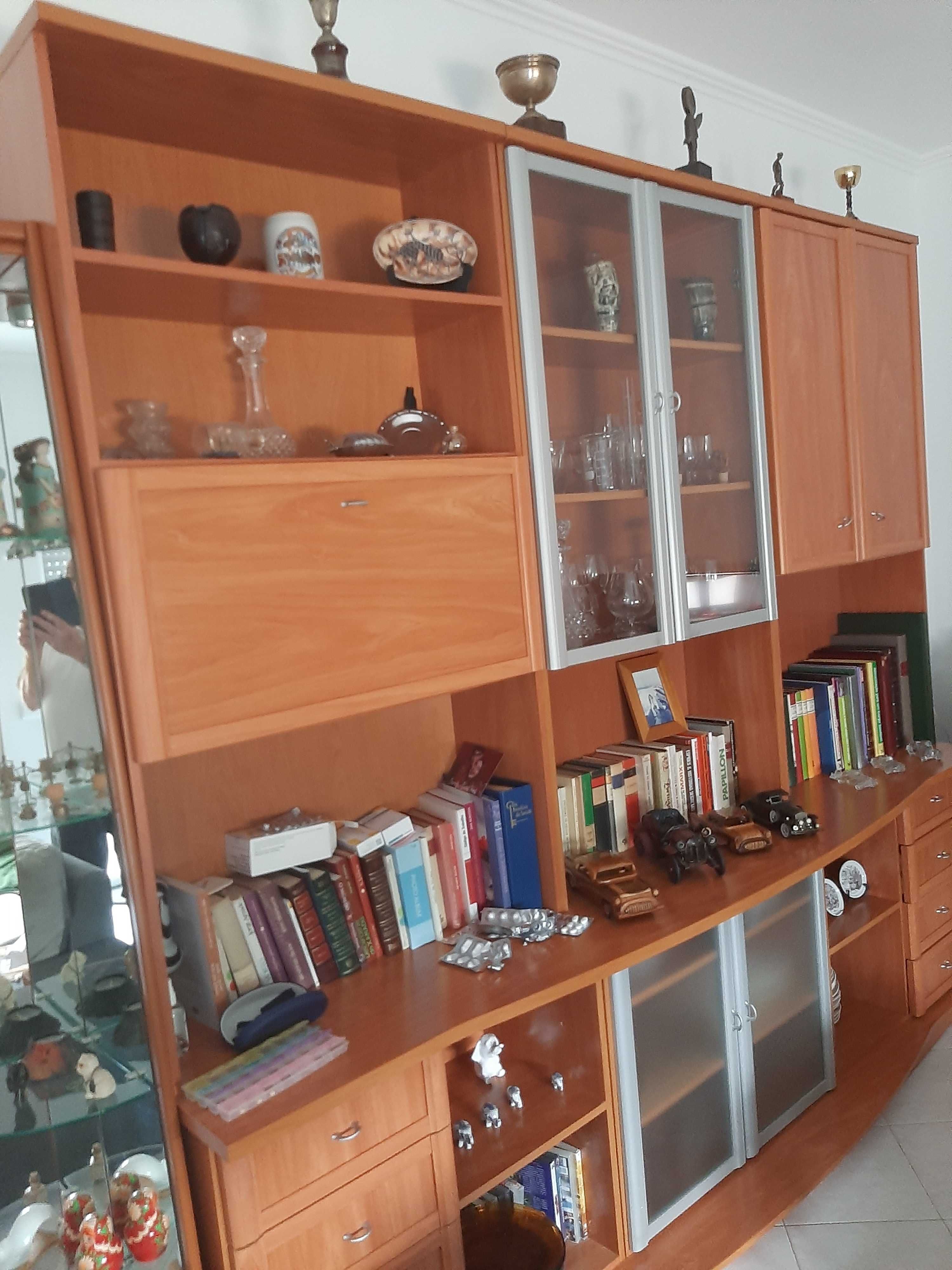 Moveis usados  (mesa redonda com seis cadeiras,)