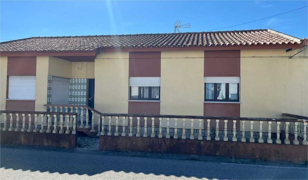 Moradia T4 na Marinha Grande com barracão e anexos