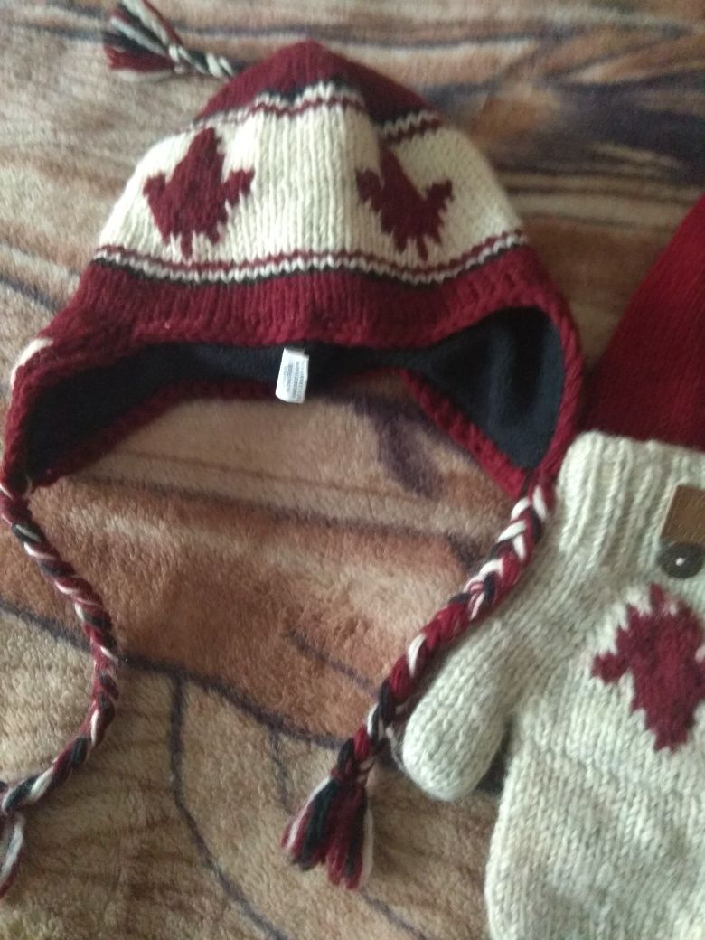 Продам шапку, шарф и варежки - комплект зимний.