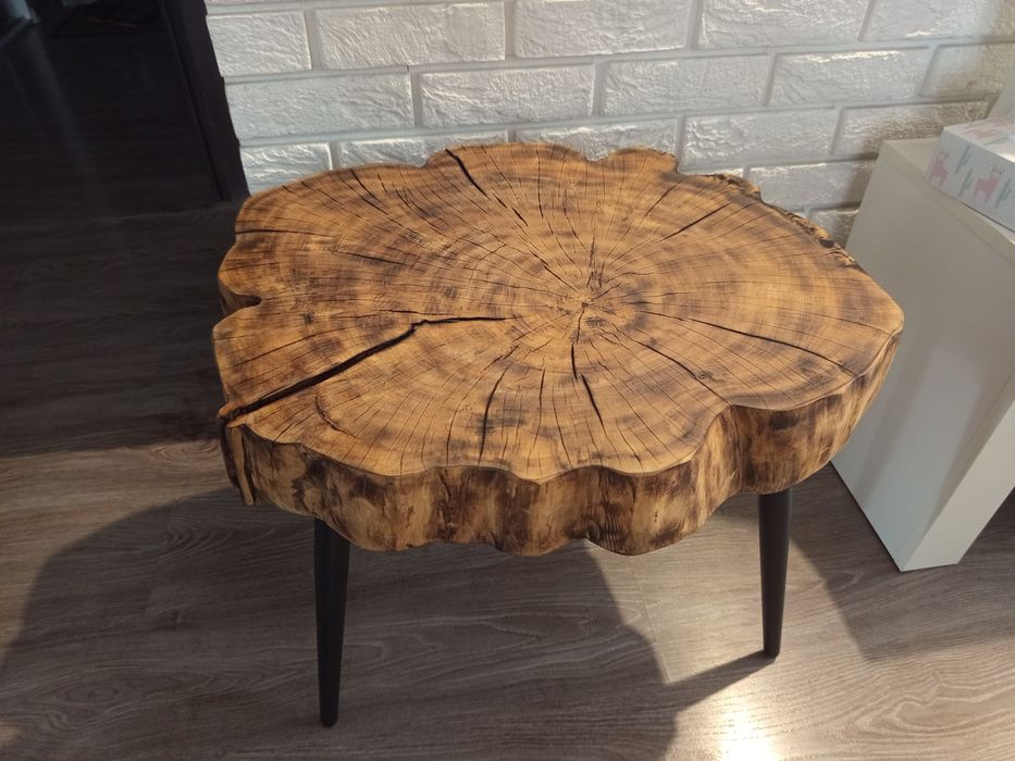 Stolik z plastra drewna. Wiąz opalany .62x55cm.