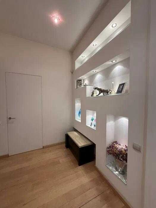 Центр, двокімнатна квартира з якісним  ремонтом та великим гардеробом