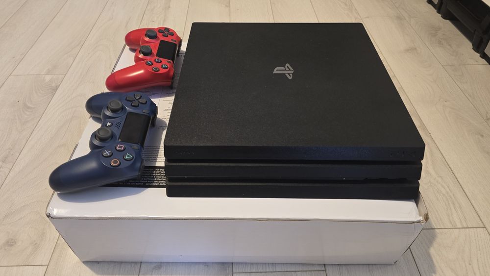 Playstation 4 PRO ( 1tb ) rev.7216b + 2 pady V2 + 1 gra