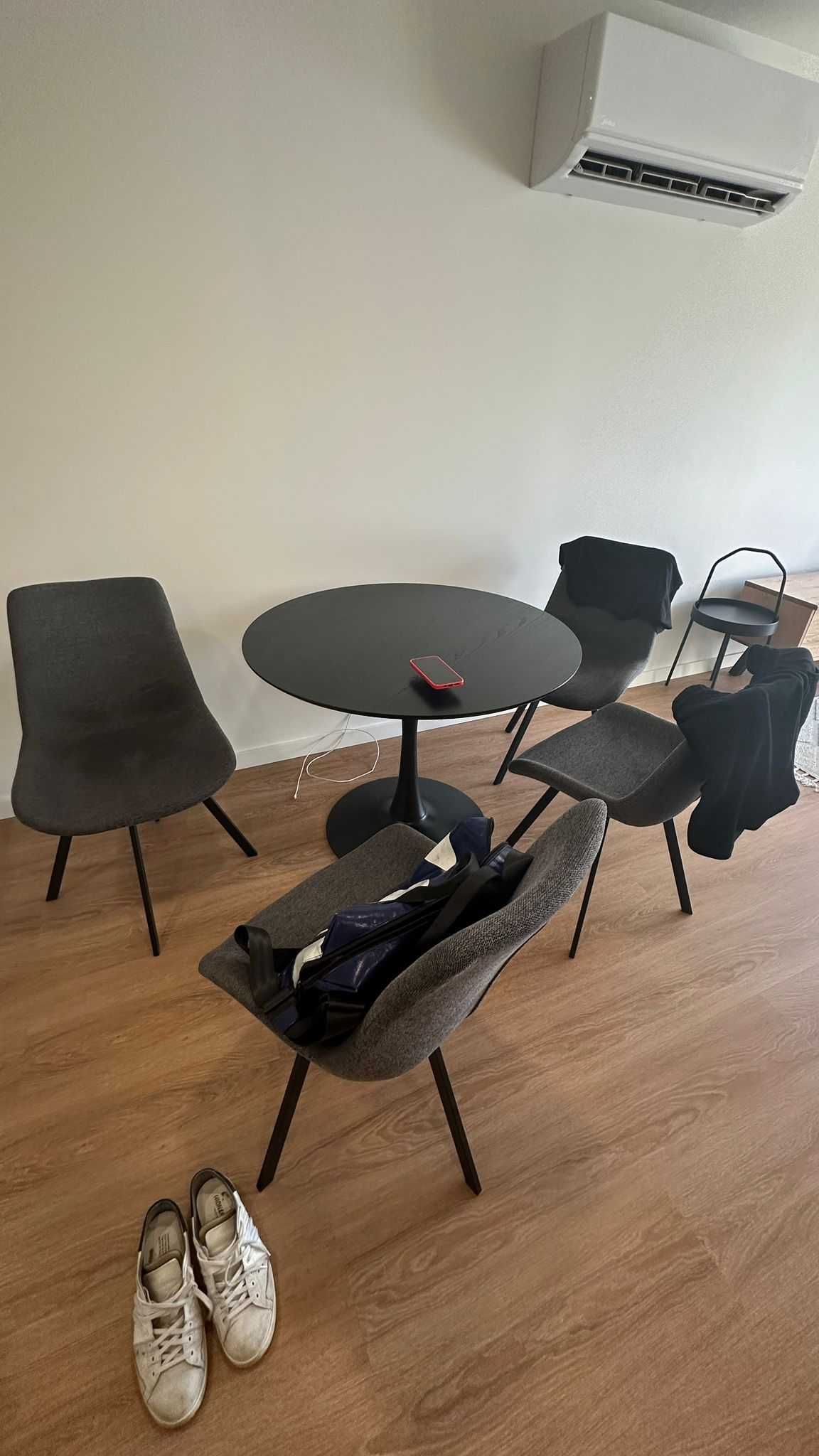mesa e cadeiras  e
