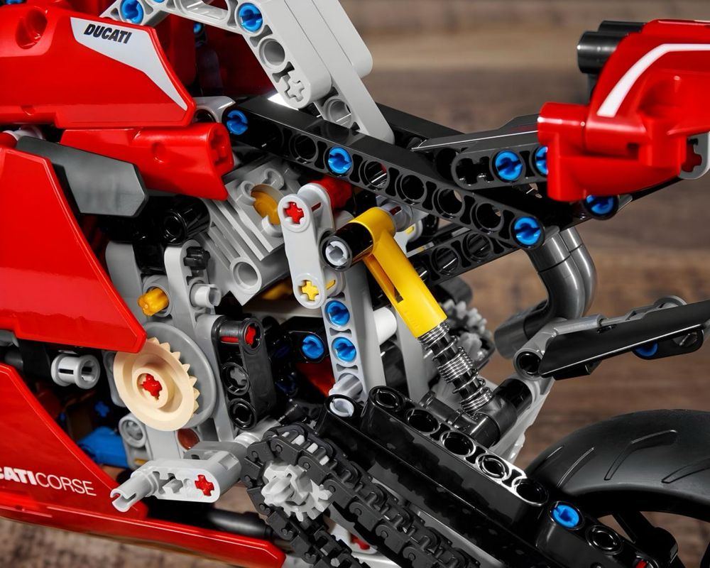 Конструктор Technic Ducati Panigale V4 R 1/1 з LEGO