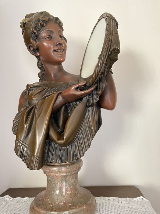 Estatueta com espelho
