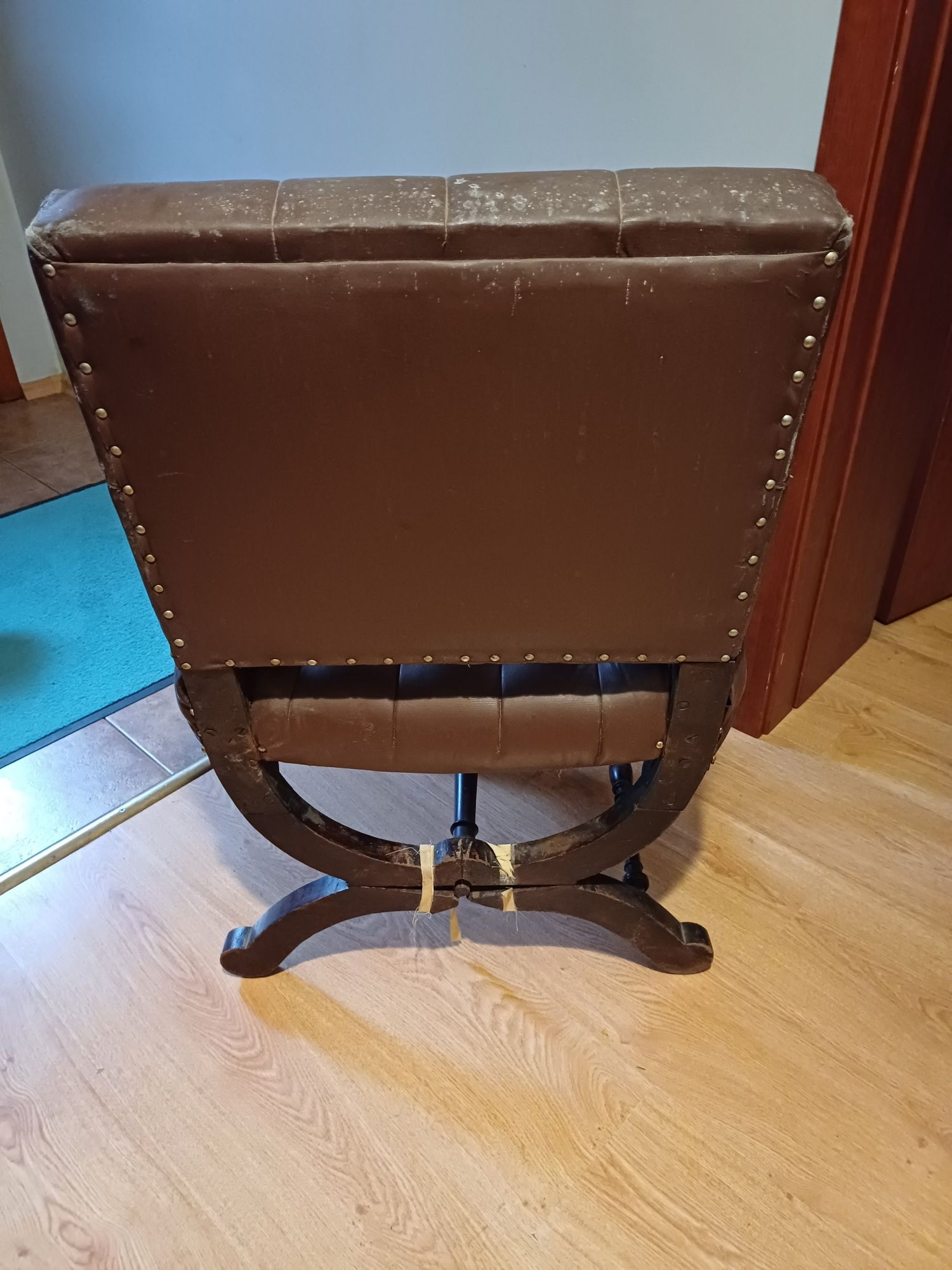 Fotel skórzany pikowany vintage z dawnych lat