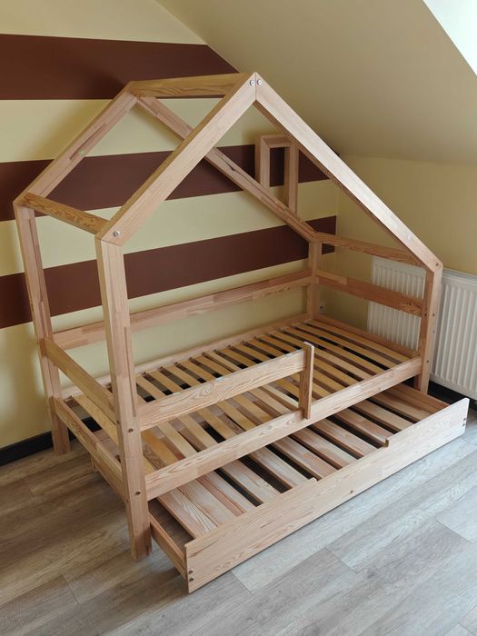 Drewniane łóżko domek dla dziecka z szufladą