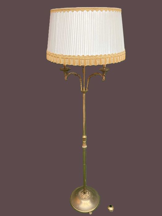 Candeeiro antigo, de pé alto com abajur