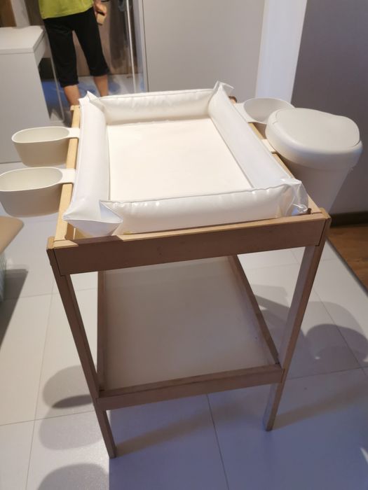 Przewijak Ikea z koszem i akcesoriami SNIGLAR
Stół do przewijania, buk