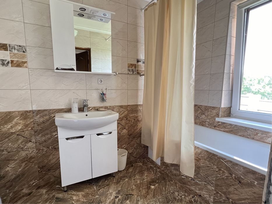 Продам чудовий новий будинок з ремонтом в затишному місці!