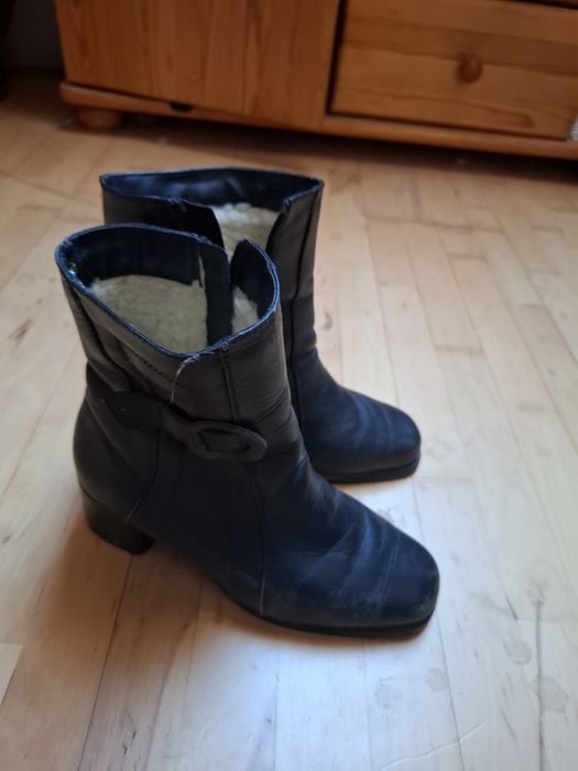 Krótkie  ciepłe kozaki rozm 38