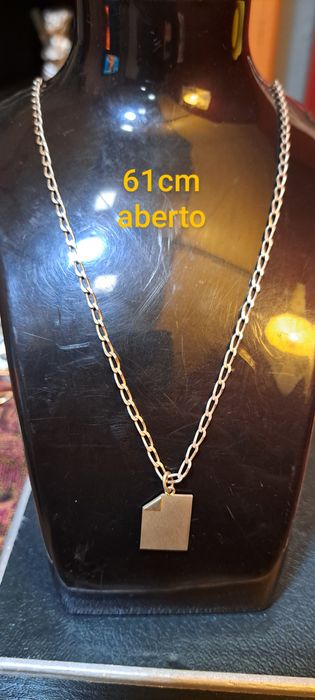 Correntes fios em prata contrastada.