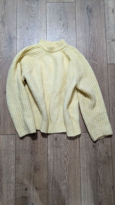 Милий теплий светр жовтий від ZARA